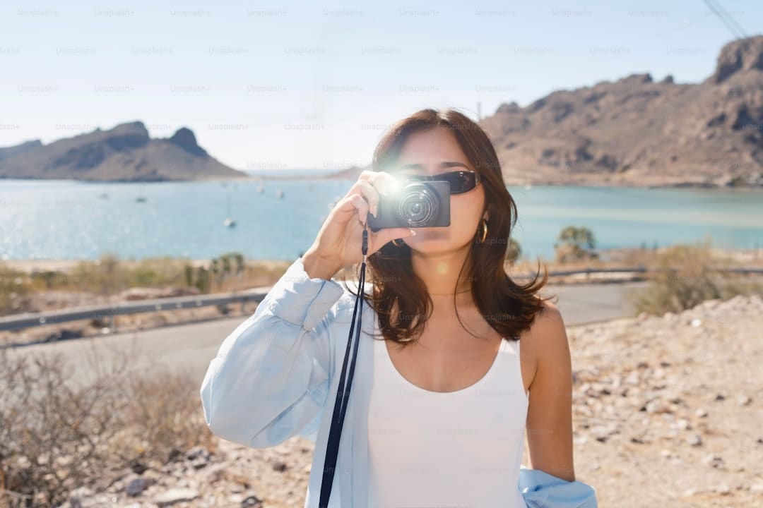 盯着拾荒老人不放,是怜悯?还是想遮羞?